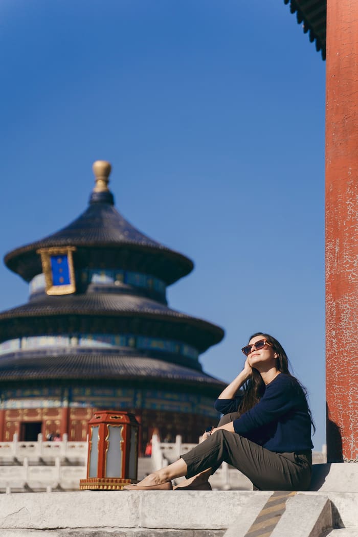 Mujer sentada posando en Bejing