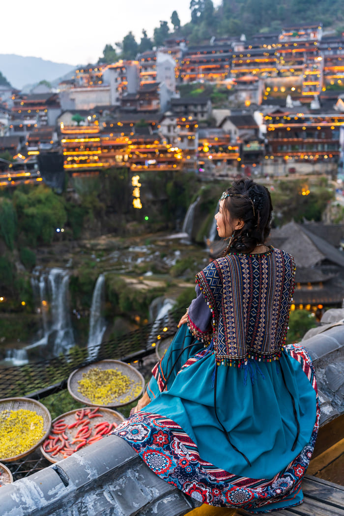 Mujer en ciudad Lijang contemplando el paisaje
