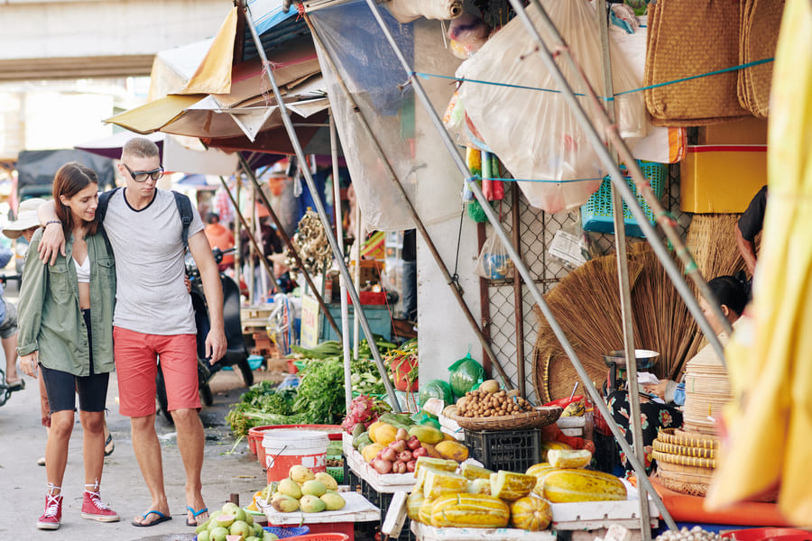Turista paseando por el mercado chino